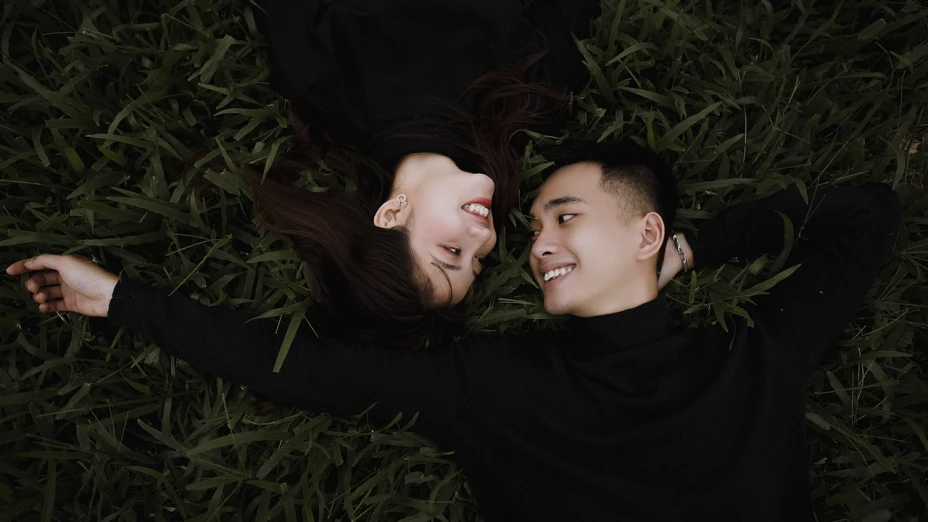 ¿Soltería o pareja: quién es más feliz realmente?