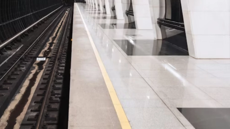 Mujer empuja a adolescente de 13 años a las vías del metro ¡dice que la vio feo!