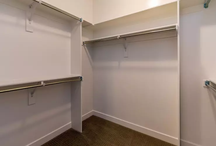 ¿Qué significa que tu pareja te haga espacio en su clóset según la psicología?