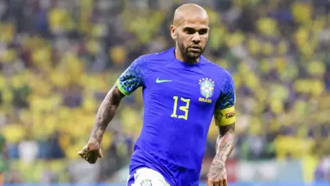 Fiscalía propone 9 años de cárcel para Dani Alves por agresión sexual