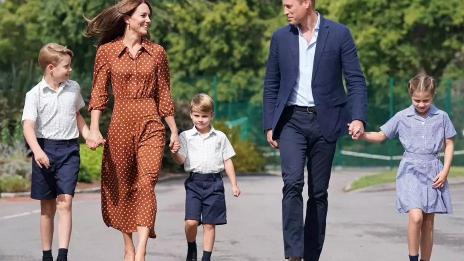 En la realeza británica, una de las etiquetas en los niños en no utilizar pantalones largos hasta los 8 años