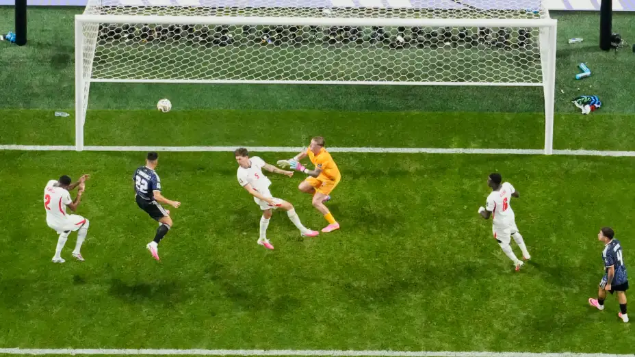 Lautaro Martínez anota el gol del triunfo argentino ante Inglaterra.