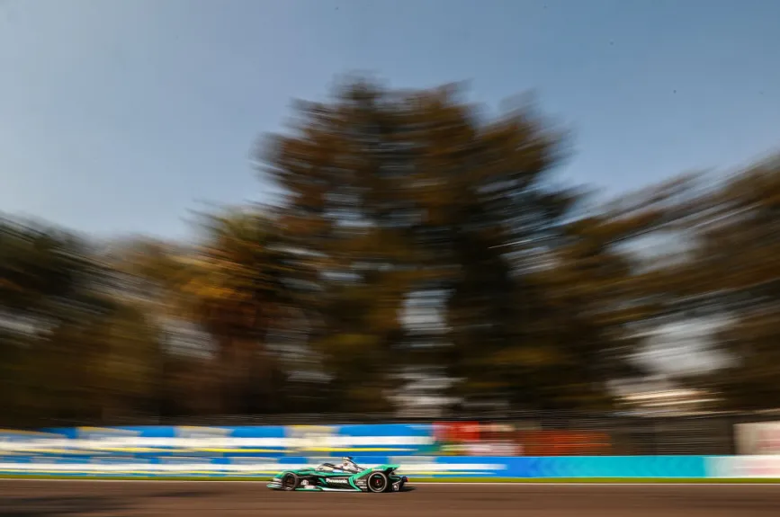 El Neozelandés, Mitch Evans se mantuvo a la cabeza después de 45 minutos de carrera durante el E-Prix de la Fórmula E 2020.