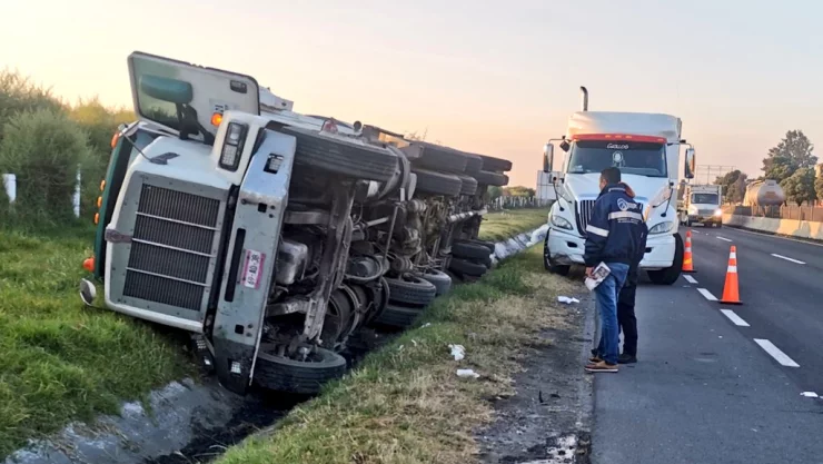 Chofer se queda dormido y vuelca su tráiler en Ecatepec