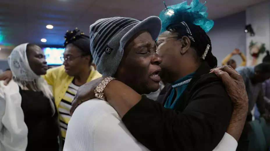 Haitianas lloran en una iglesia de Springfield por medida de deportación.