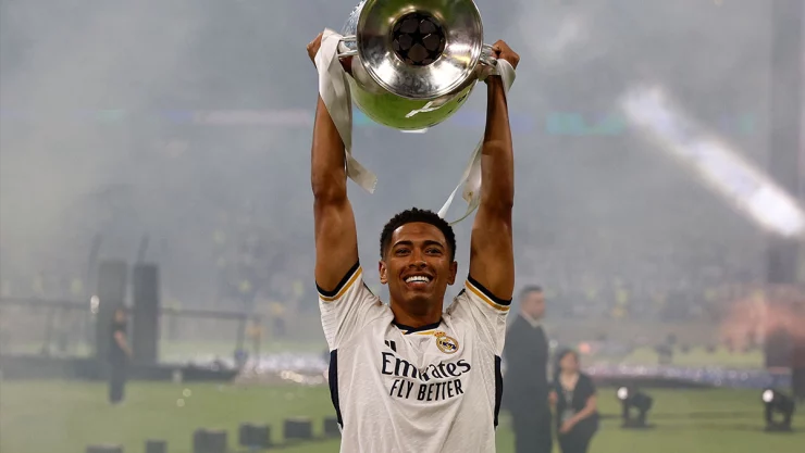 Jude Bellingham alza la Copa de Champions League