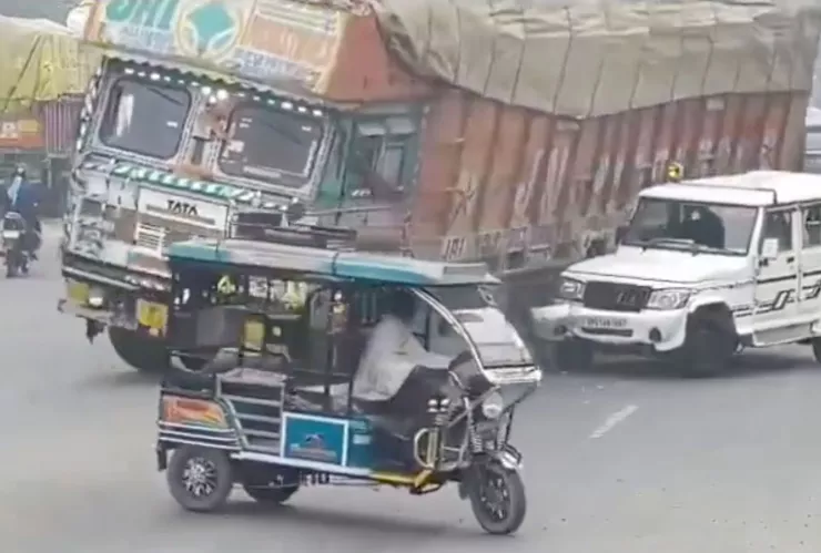 VIDEO ¡IMÁGENES SENSIBLES! Momento en el que tráiler aplasta una camioneta en India