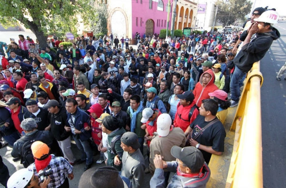 El sondeo, con dos preguntas básicas, inició a las 9:00 horas, sólo entre los profesores, mayoritariamente de la Sección 22 de Oaxaca