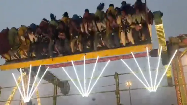 VIDEO ¡IMÁGENES SENSIBLES! Momento en el que juego mecánico se desploma en India y muere un policía; hay varios heridos