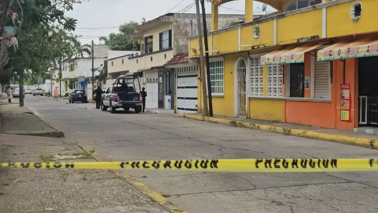 Cierran calle tras privación de la libertad de periodista al sur de Veracruz