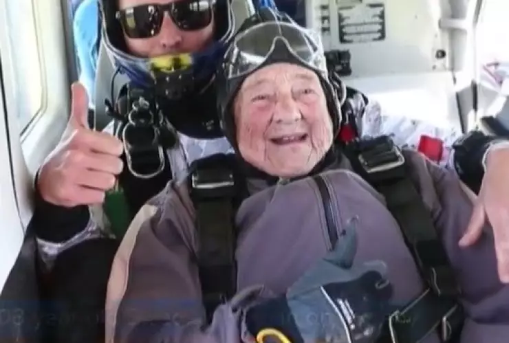 Abuelita récord mundial paracaídas