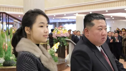 FOTO DE ARCHIVO: El líder norcoreano Kim Jong-un y su hija Kim Ju Ae aparecen en la recepción de un hotel durante la ceremonia de inauguración de un hotel en el complejo turístico de la ciudad de Samjiyon, Corea del Norte, el 20 de diciembre de 2025.