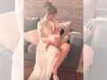 Cazzu alimentando a Inti.jpg