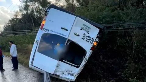 VOLCADURA CARRETERA FEDERAL 307 TULUM - PLAYA DEL CARMEN