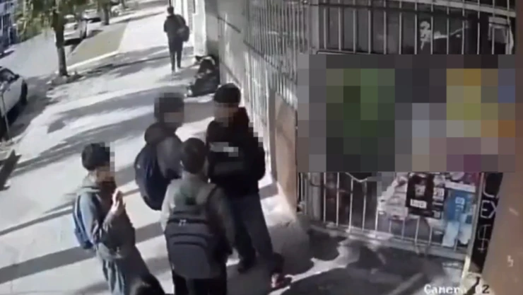 Adolescente clava destornillador a su compañero de secundaria frente a tienda