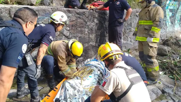 Rescatan a hombre que cayó al río Cañada del Refugio en León.