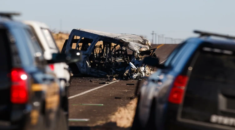 Accidente automovilístico en donde mueren seis golfistas universitarios.
