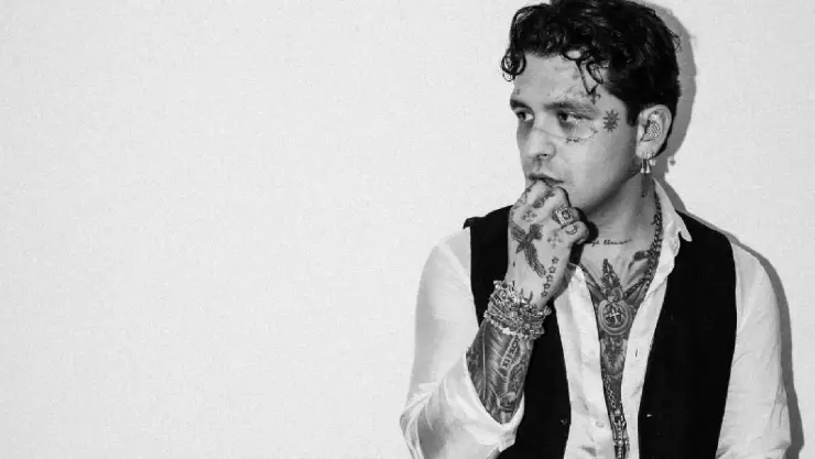 Christian Nodal tardará años en quitarse los tatuajes de la cara