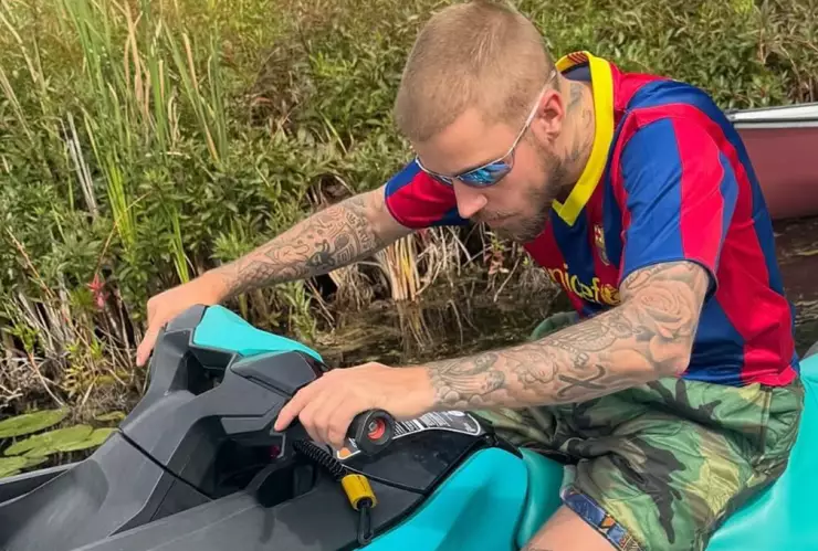 justin bieber ropa interior scooter.png