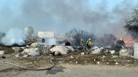 Se registra incendio de residuo plástico en terreno del fraccionamiento Santa Rocío, Culiacán