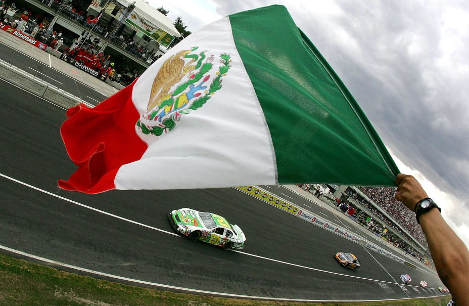 Fotografìa de bandera mexicana ondeando en el Autoódromo Hermanos Rodriíguez.