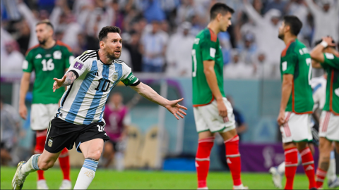 Lionel Messi celebrando gol ante México en Qatar 2022.png