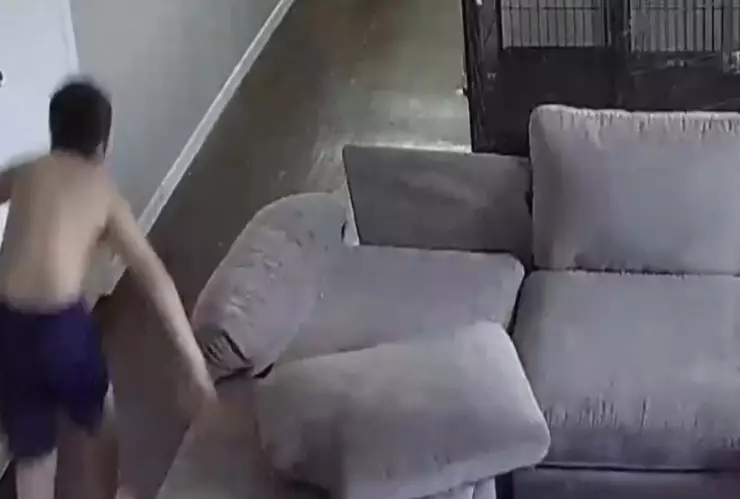 El impactante video de un niño que pudo ser baleado en su hogar en Texas.