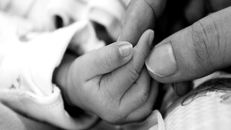 Mujer lleva hija muerta a hospital; descubren que ella la asesinó