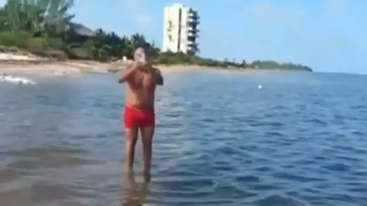 exhiben a extranjero por supuestamente adueñarse de la playa yucatan