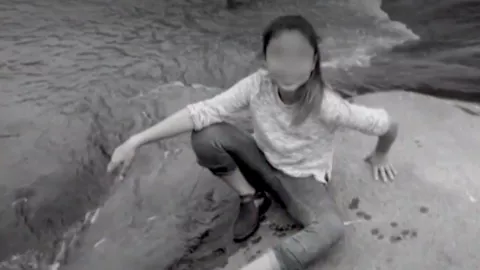 ¡Indignante! PEQUEÑA NIÑA descubre que la pareja de su mamá la grababa mientras se bañaba; la EXTRANGULÓ y la MATÓ.jpg