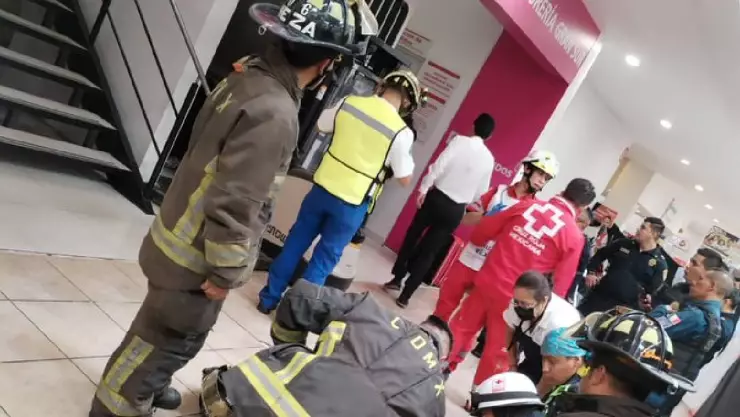Muere una mujer tras el desplome de elevador en plaza comercial de CDMX