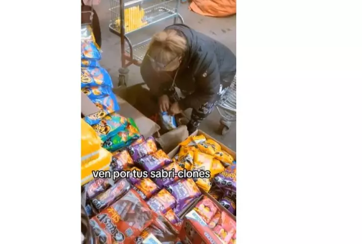 Llegan los Sabriclones: Captan a vendedora llenando bolsas de Cheetos (VIDEOS)