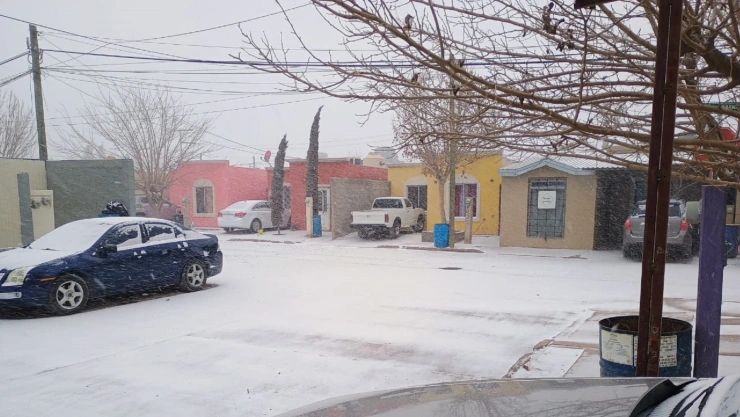 Autos, calles y casas cubiertas de nieve en Chihuahua