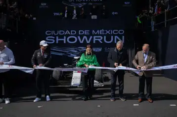 Clara Brugada en el Show Run de Checo Pérez.
