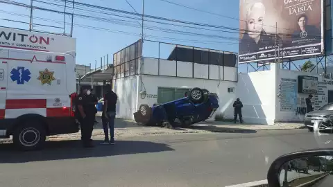 Auto termina VOLCADO tras fuerte choque (FOTO)