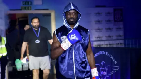 ¡Terrible! Muere el boxeador Sherif Lawal durante su primera pelea como profesional
