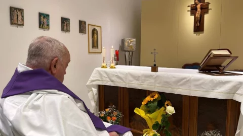 El Vaticano difunde la primera foto del Papa Francisco desde su hospitalización