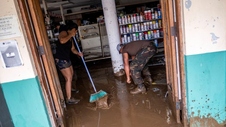 Puerto Rico lucha por recuperarse de huracán Fiona, hay escasez de agua y combustible.
