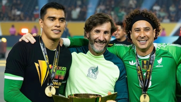 Raúl Rangel y Memo Ochoa tras ganar la Copa Oro