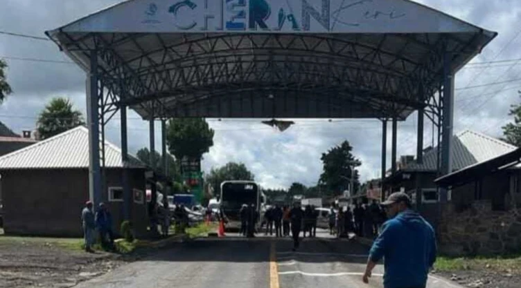 Tragedia en Cherán, Michoacán_ Criminales abaten a comuneros en ataque armado. En la imagen se observa a grupo de comuneros en entrada a Cherán, tras el tiroteo contra grupo armado.