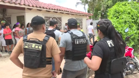 elementos de la policía de bolivia afuera de la casa donde ocurrió el doble homicidio