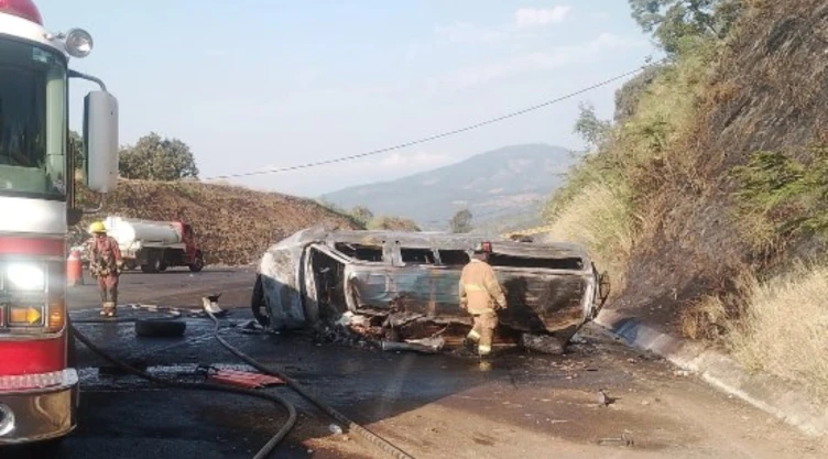 Siete-personas-calcinadas-tras-choque-entre-tráiler-y-camioneta-en-la-autopista-Pátzcuaro-Uruapan