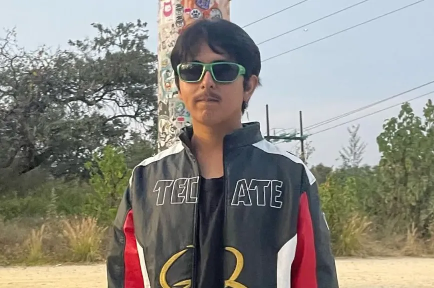 Macario Martínez es un joven de 23 años de la CDMX, que subía videos cortos a redes, usando su propia música de fondo, los veían pocas personas y ahora ya supera 26 millones de reproducciones. | Fotos: INSTAGRAM / @macariomartinez_