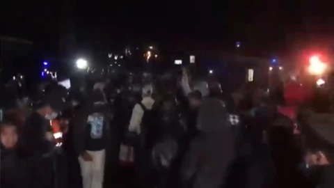 Caravana migrante rompe cerco e ingresa a Guatemala.