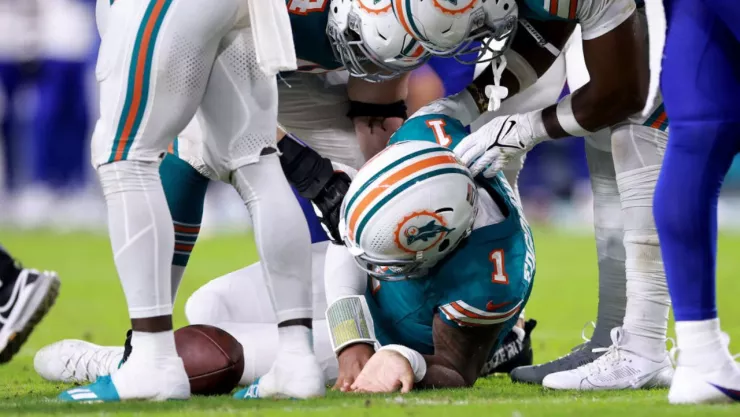 Tua Tagovailoa de los Miami Dolphins sufre conmocion cerebral