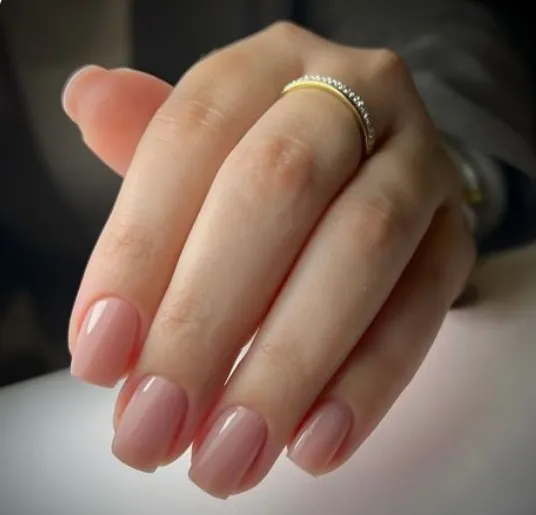 diseños de uñas cortas naturales para mujeres