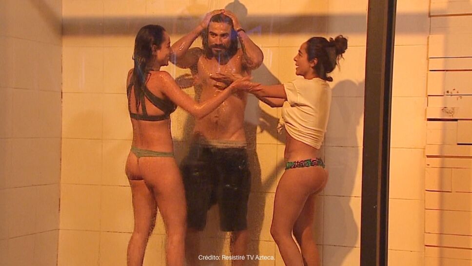 Sebastián intenta mantener a las dos chicas que le gustan.