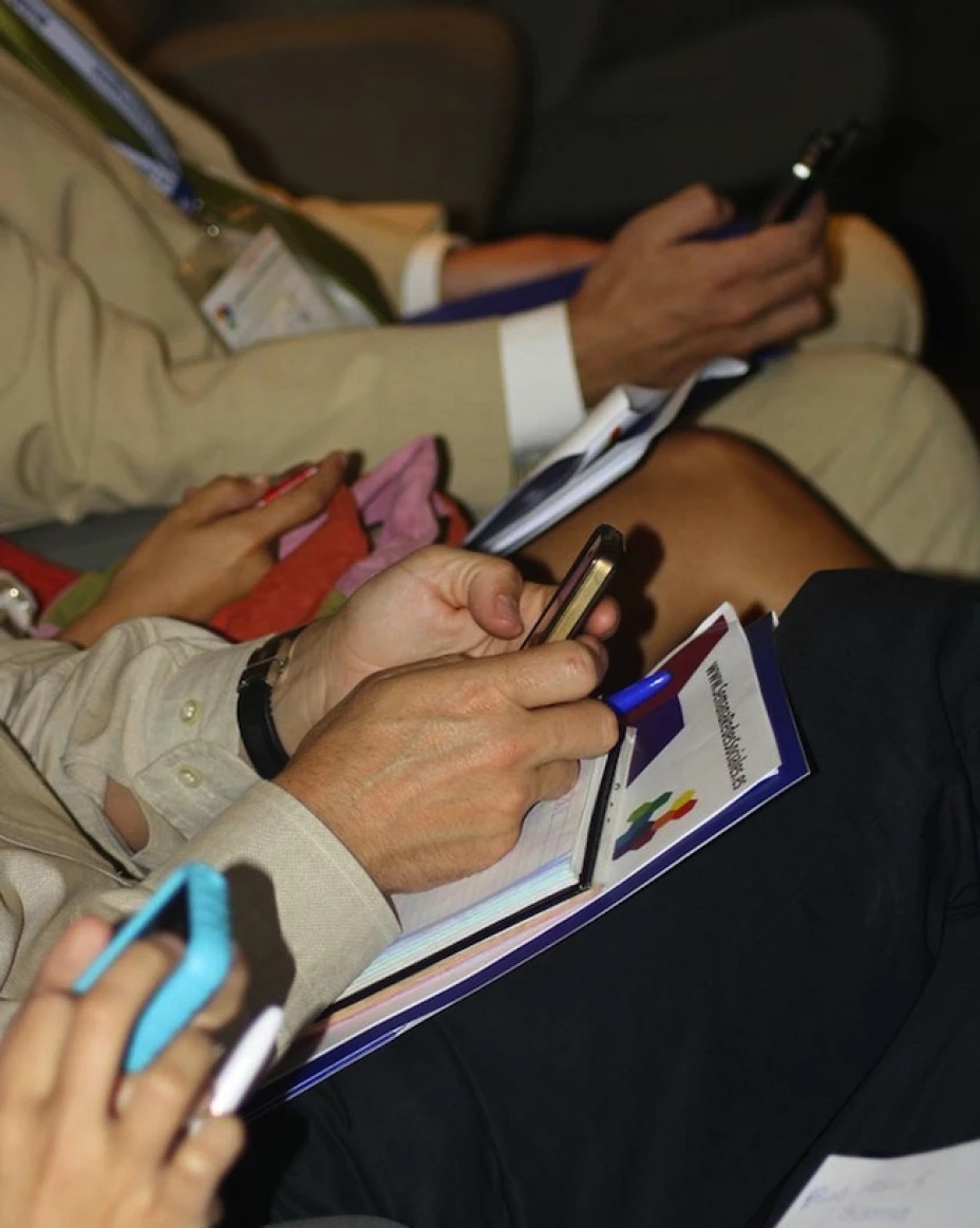 La DGSE revisa los registros telefónicos de millones de abonados, correos electrónicos, mensajes SMS, fax y toda actividad en internet, a través de Google y Yahoo, así como Microsoft, Apple, las redes sociales Facebook y Twitter