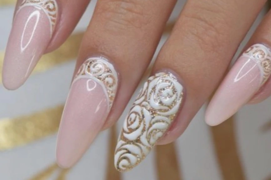 19 ideas de uñas rosas con brillos cortas y largas