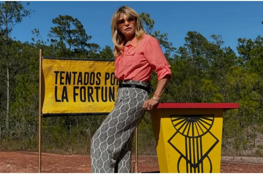 Un pantalón estampado, cinturón negro y blusa de color durazno, fue la elección perfecta para que Itatí se sintiera relajada en la expedición más famosa de la televisión mexicana.